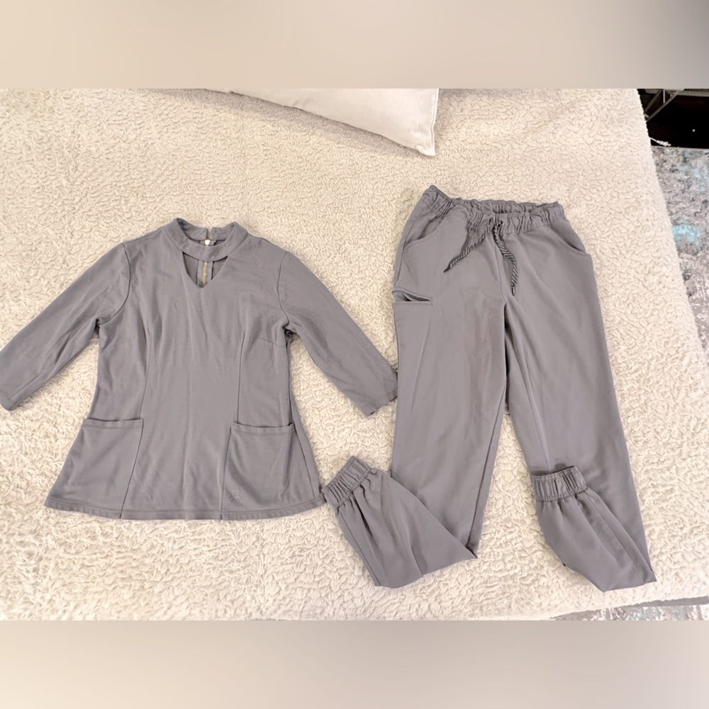 JAANUU Scrub top and matching Scrub Pants